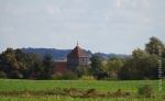 Kaakstedt Kirche im Bildhintergrund sieht man den Weinberg von Groß Fredenwalde